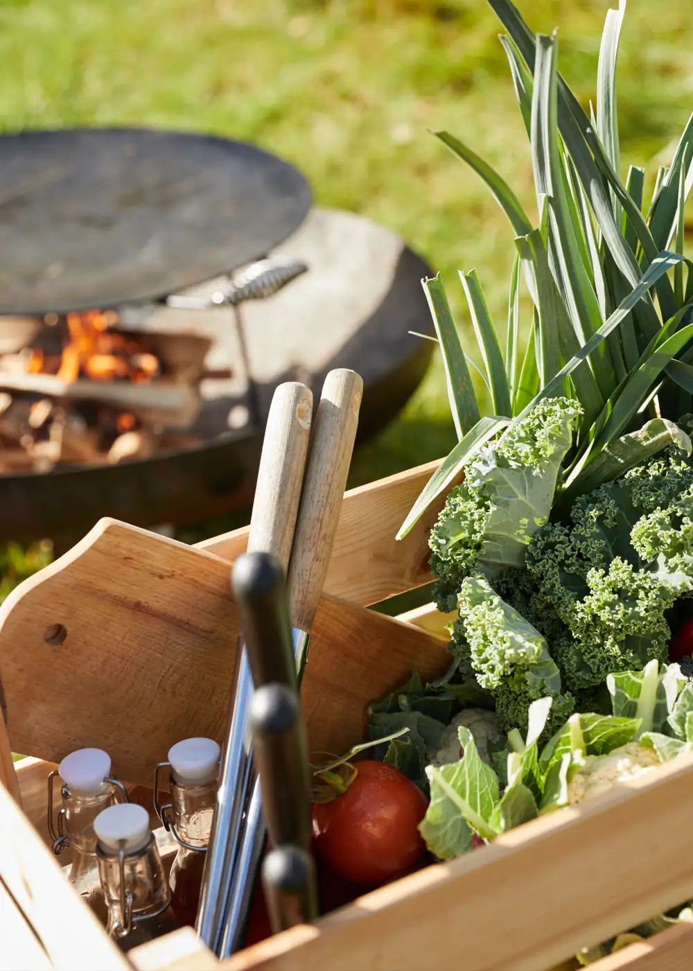 Korg med färska lokala grönsaker för matlagning över öppen eld