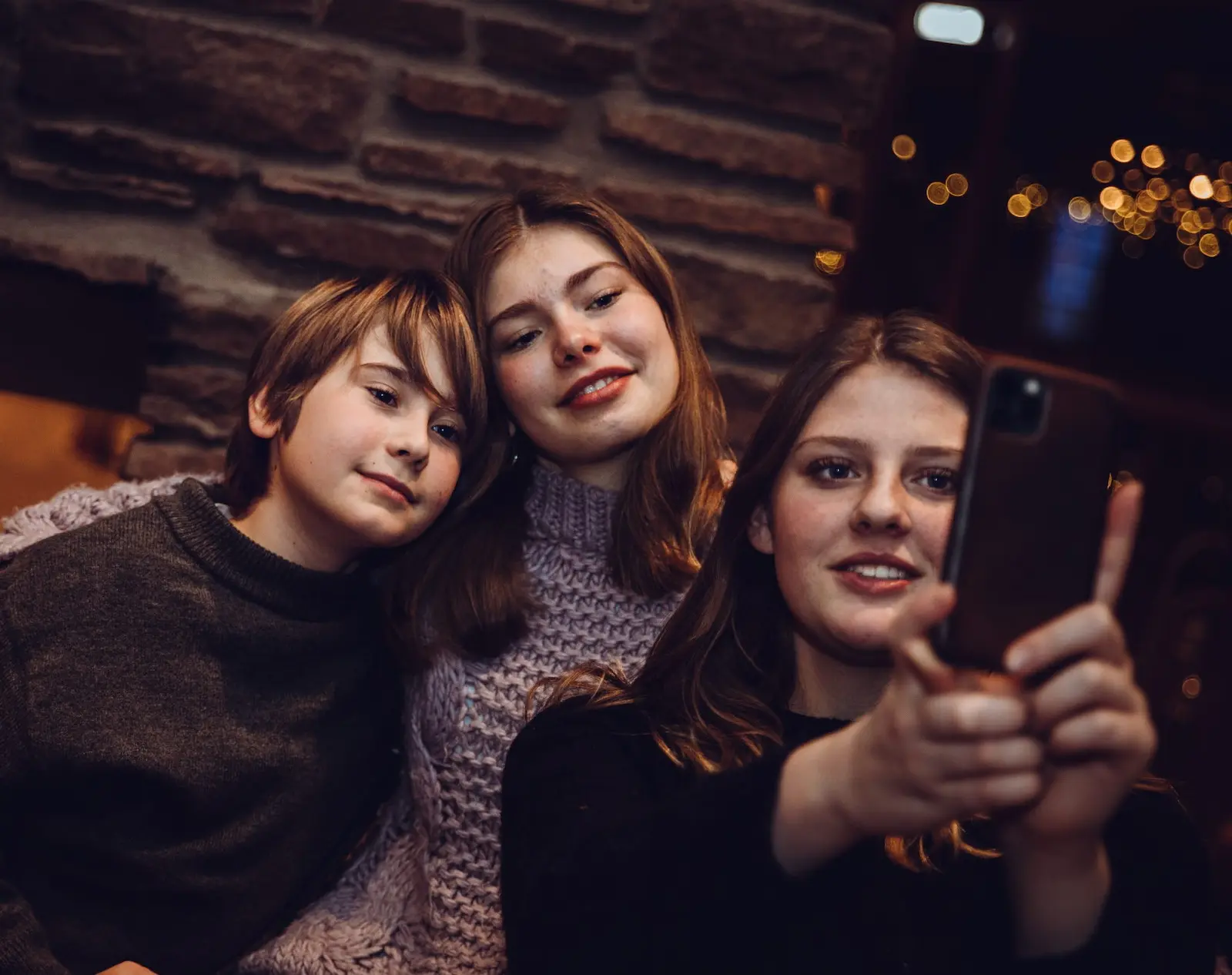 Friends share a moment of joy and closeness in a warm setting. Photo: Robert Dahlberg.