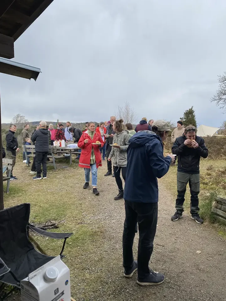 Aktiv matlagning pop-up utomhus med vänner och öppen eld.