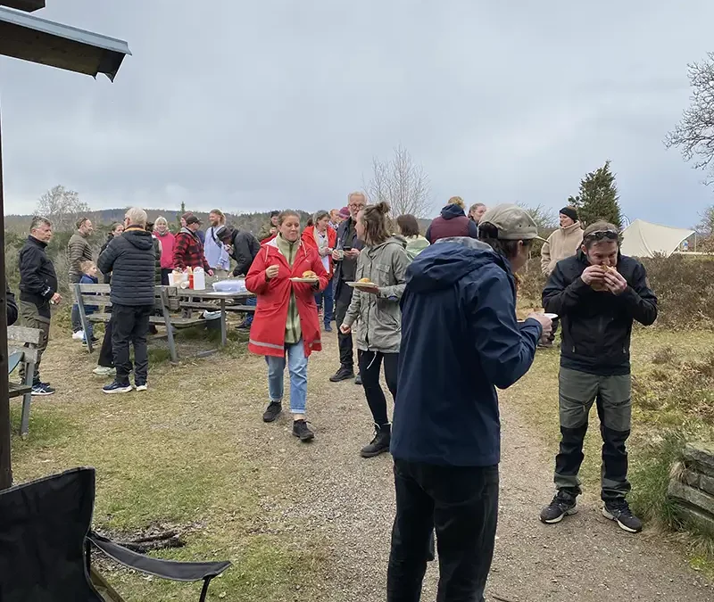 Aktiv matlagning pop-up utomhus med vänner och öppen eld.